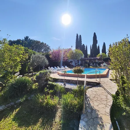 Poolside Compact Family Blum